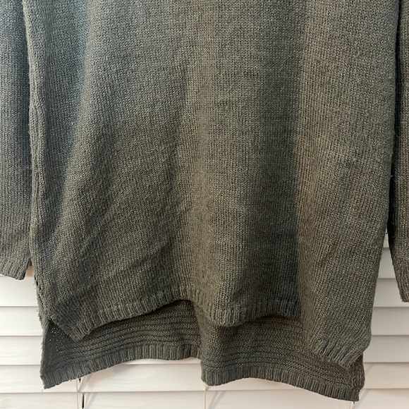 Merona V-Neck Gray Sweater with detailed stitching on rear. Size Small. - Picture 7 of 9